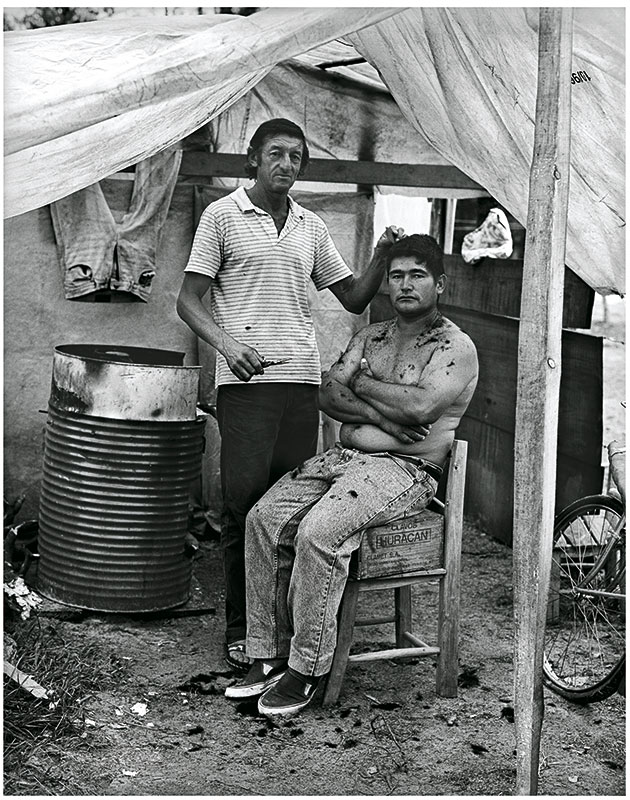 Peluquero Gregorio Díaz con Carlos Sotelo, evacuados